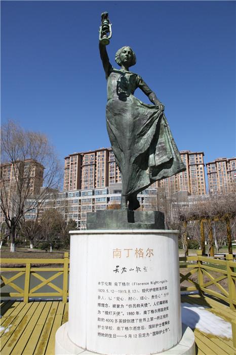 也让现代护理先驱——南丁格尔像立于盐城卫生技术学院