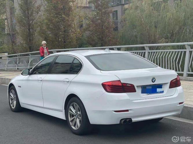 街头随拍白色宝马