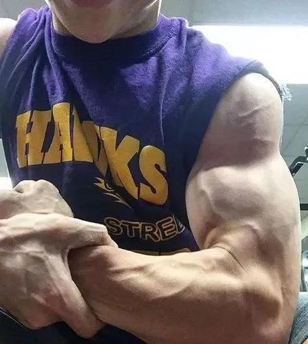 在热爱加天赋以及健身教练的指导下 短短三年时间就把自己的肌肉线条