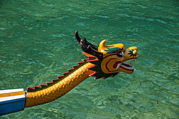 湖北秭归三峡竹海圣水湖畔的龙舟龙头