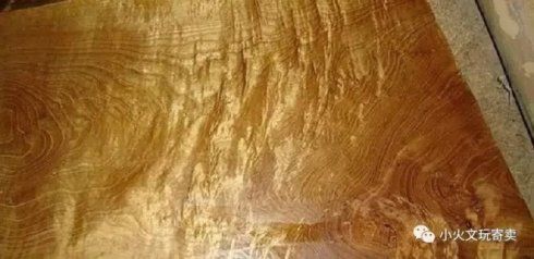 也有用金丝柚木切薄片做家具贴皮的,这种花纹确实跟金丝楠木的波纹很
