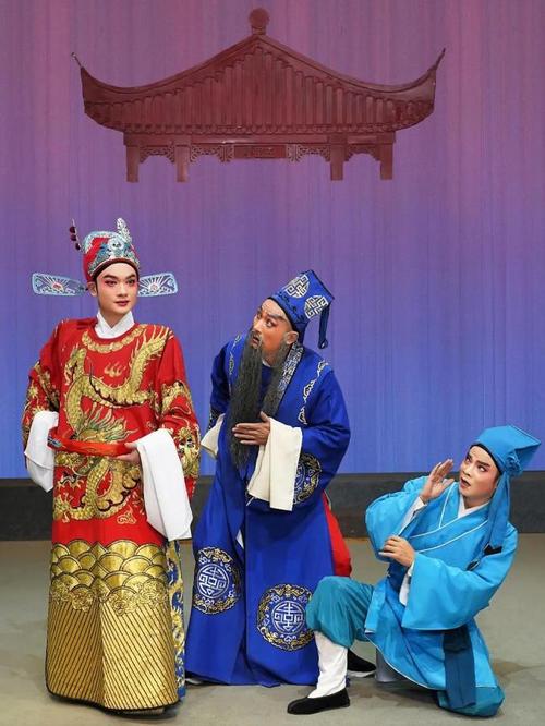 被全国300 多个剧团移植排演.