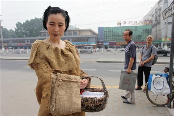 西安女子麻袋装亮相街头行为艺术组图