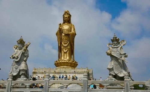 普陀山风光旖旎山海相连气势雄伟,岛上有南海观世音菩萨立像,铜像高达