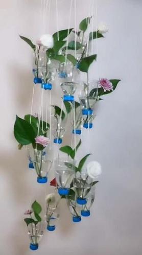 这都是利用家中不用的塑料桶,以及矿泉水瓶做成的,废物利用,做法也