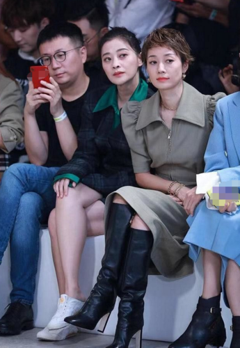 梅婷时尚起来挡不住,衬衫叠穿格子装,小白鞋当拖鞋踩潮到飞起!