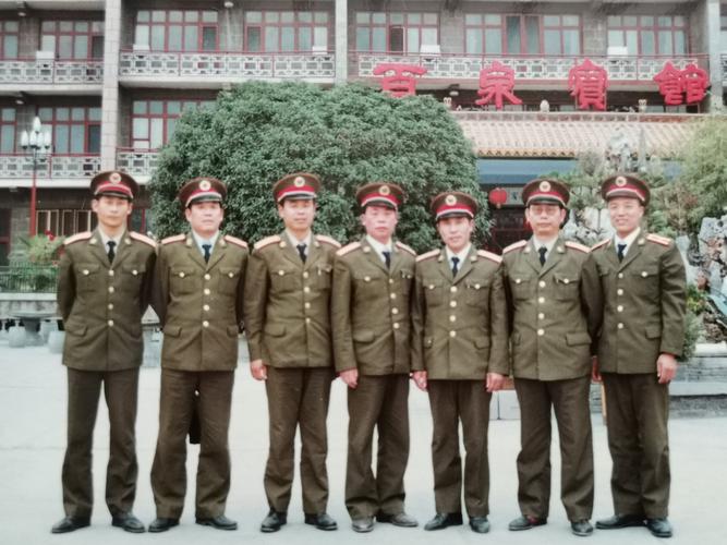 岳飞庙留影(1990年10月13日): 兴致:                     身穿军装