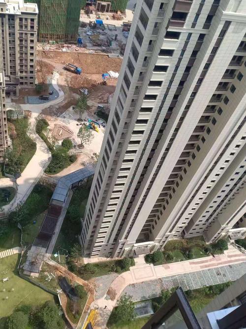 从楼上往下看可以看到小区的绿化正在完善