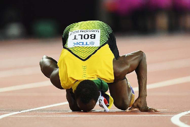 博尔特百米谢幕 加特林跪地致敬