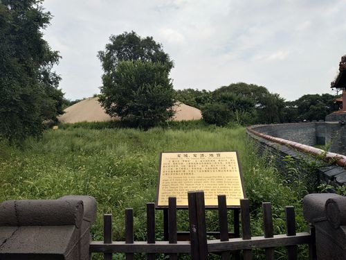 写美篇 从昭陵出来,我们去了游湖,湖面景色优美,徐徐清风吹来,杨柳
