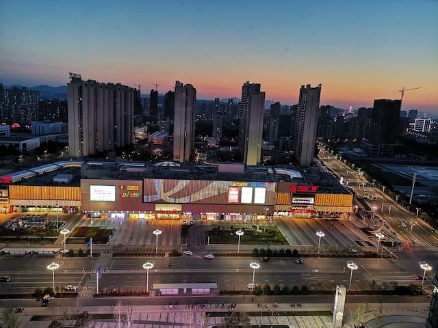 烟台金沙滩海边万达广场万行爱琴海购物公园悦公寓:精装美式阳光大床