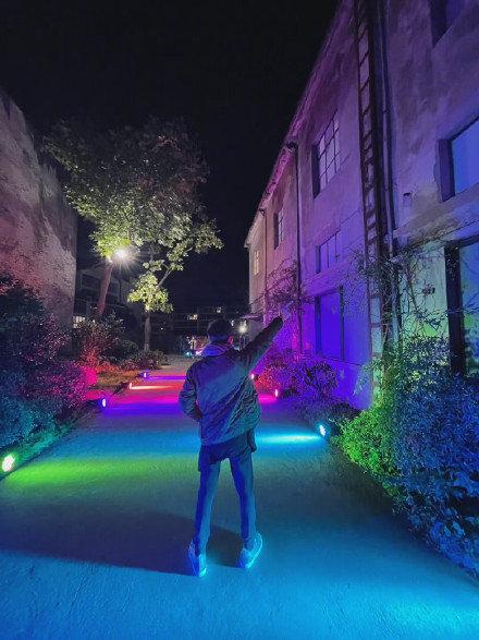 何炅告别乌镇戏剧节##何炅晒乌镇戏夜景背影照