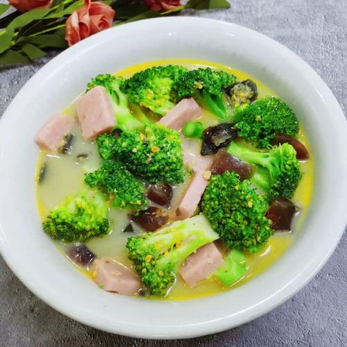 上汤西兰花 图文 | 噬血gg 西兰花 1个 火腿 半根 皮蛋 2个