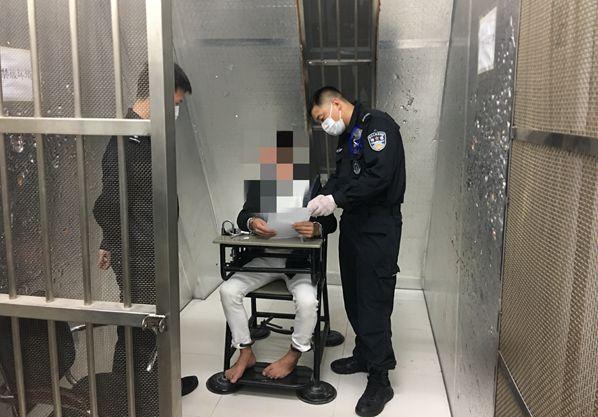 公安处东莞站派出所在车站进站口将一名涉嫌盗窃案的在逃人员冯某抓获
