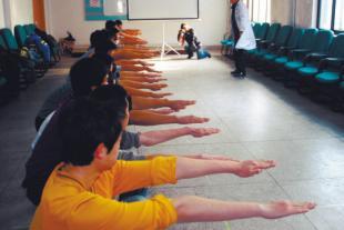 报考飞行员接受初检.(资料图片)