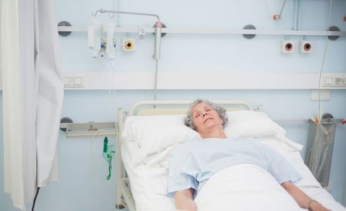 73岁失能老人悔悟:生病卧床不起那天才知道,对儿女好没有用