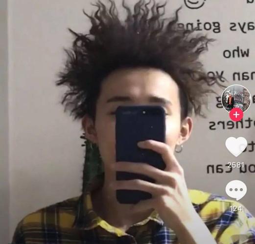 "今年还有一个发型很流行就是挂耳染