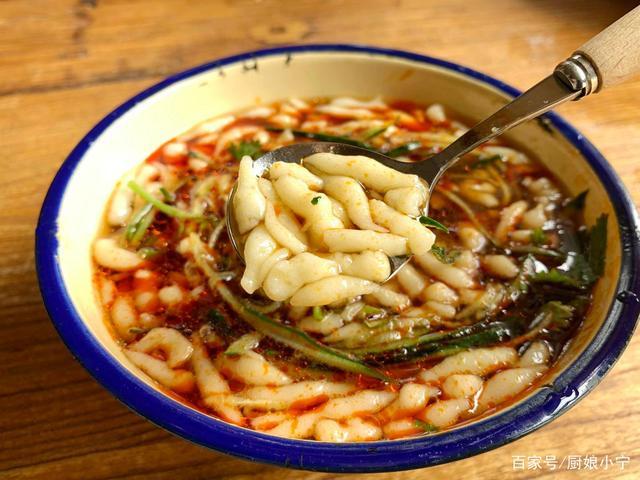 夏天没胃口?教你做玉米面漏鱼,酸辣爽滑入口即化,一口气吃两碗