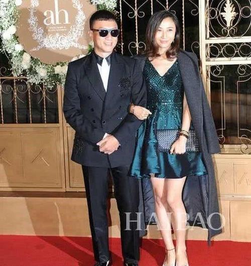 孙红雷小15岁老婆真惊艳,礼裙配大衣"阔太范"十足,气质没得说