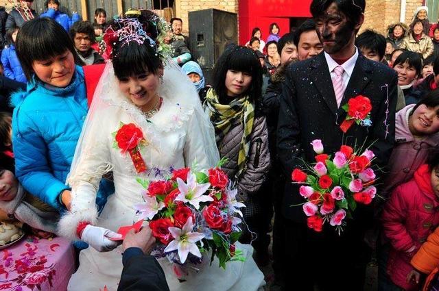 农村新郎异地接亲,一进门就脸上就被涂上黑灰,但是新郎却笑了!