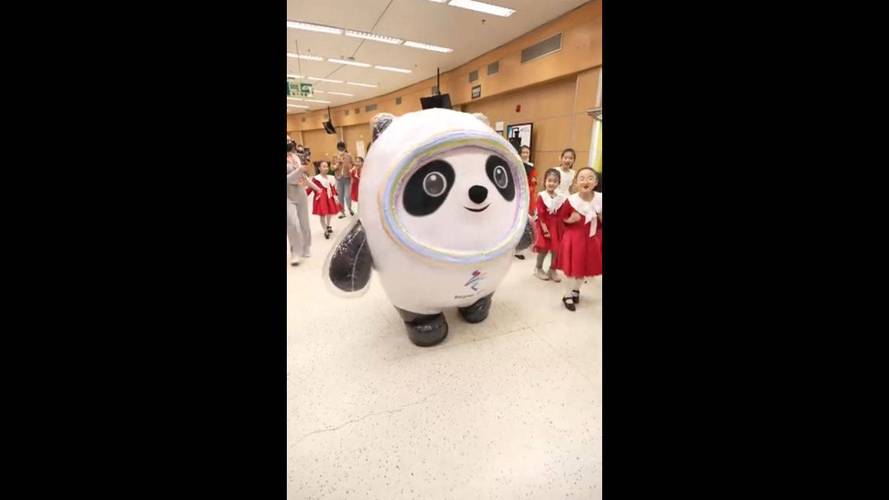 冰墩墩来参加总台元宵晚会彩排啦,蹦蹦跳跳的欢快舞步