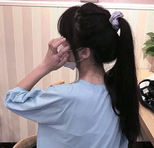 扎着马尾的女生头像