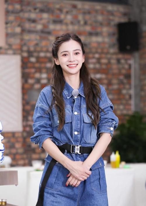 baby确认录制新一季跑男黄白运动裙太显嫩长卷发如洋娃娃