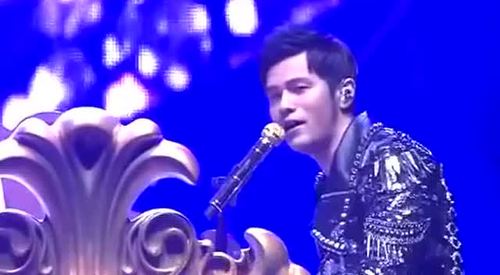 张学友偷偷去看周杰伦演唱会,不想被周杰伦发现了