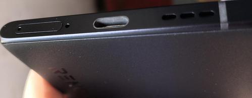 充电的时候发现reno5 充电口有一层灰一样的东西,这是正常的吗?