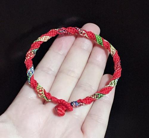 巧用简单平结编法做出漂亮的民族风手链