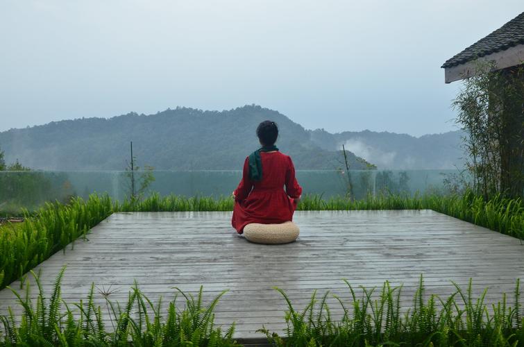 瑜伽动作怕做不好,就来个背影打坐吧♂.