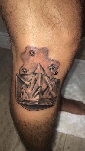 男生小腿上黑灰点刺几何简单线条山水风景纹身图案