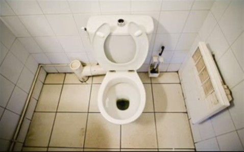 少女害怕厕所两个月没排便,最后因此死亡.(图/翻摄自youtube)