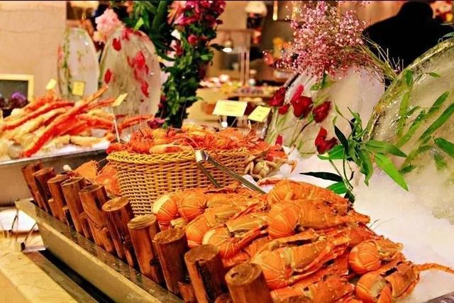 酒店自助餐提供各种海鲜,刺身,寿司,甜点,还有儿童食品做陪,男女老少