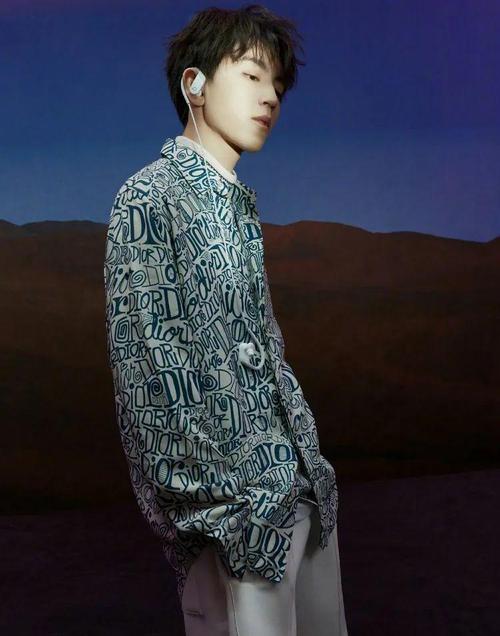 王俊凯模仿塞班,大家听了捂嘴笑,粉丝则称其是真冲浪少年