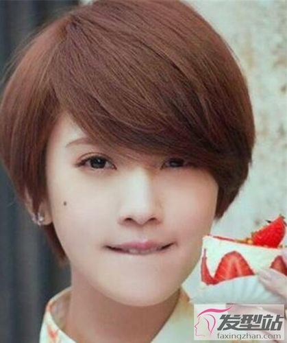 适合女生的帅气发型 斜庞克短发吸睛显个性