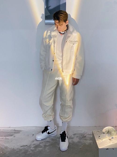 权志龙 af1 联名2.0超多明星上脚带货_权志龙_鞋控_白