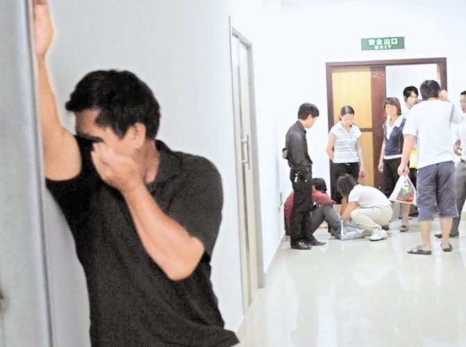孩子的父母,亲属在医院重症监护室外哭成一片