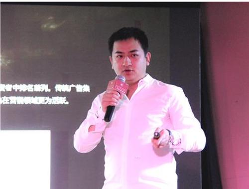 (图注:三点一刻ceo蔡浩宇在亚布力青年论坛分享营销模式创新)
