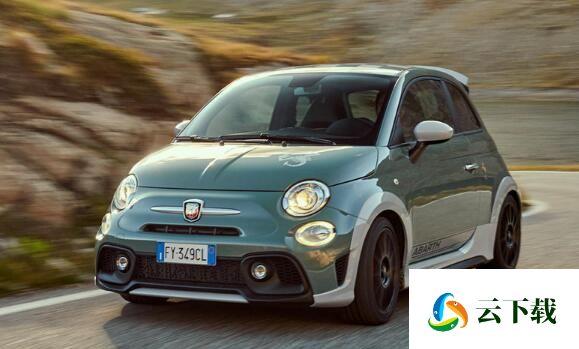特别版菲亚特500abarth获得巨大的扰流板