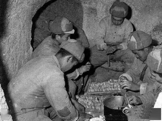 长津湖战役时啃冻土豆,炒面就雪,我军的野战炊事能力如何?
