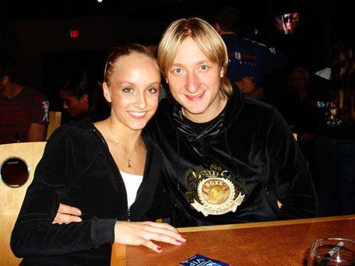 普鲁申科携妻子现身东京银座 购买奢侈品毫不手软