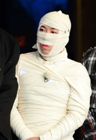 身穿白纱扮地狱新娘;哈哈的角色是电影《它》中的小丑,整张脸涂成白色