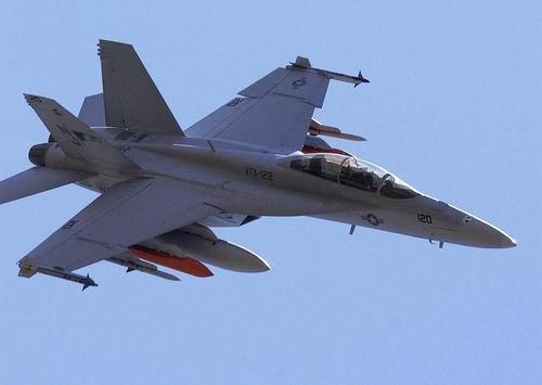 美国海军f/a-18f超级大黄蜂战机空中编队飞行