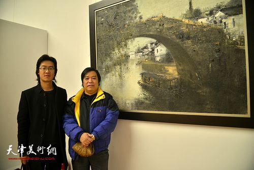 李耀春与参展画家曹昕在画展现场.
