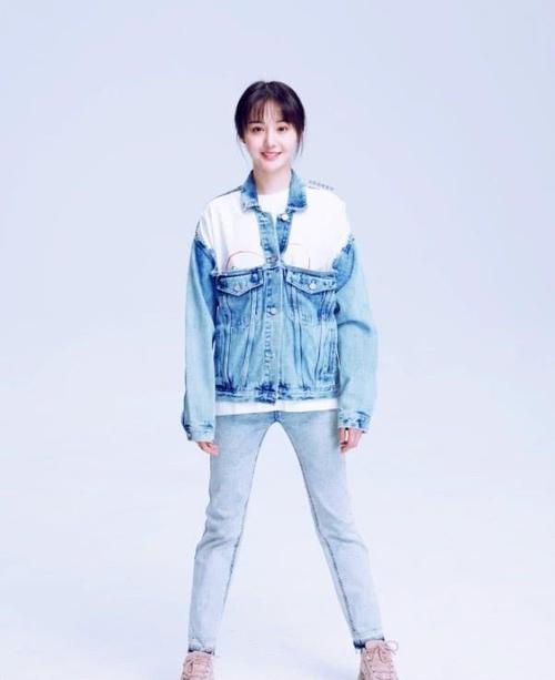 郑爽简约穿搭秀时尚,牛仔外套 小黑裤显单薄,粉丝见了