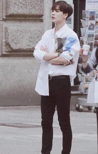 鞋子到底有多重要?林彦俊这双鞋穿上后身高是个谜,不过很帅气!