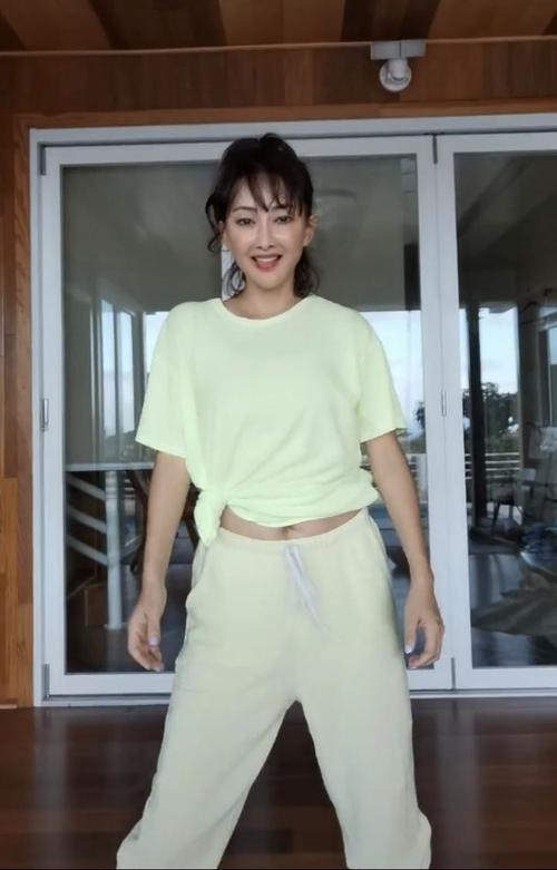 47岁牛莉素颜出镜,男化妆师在其脸上来回按摩,动作亲密不避嫌