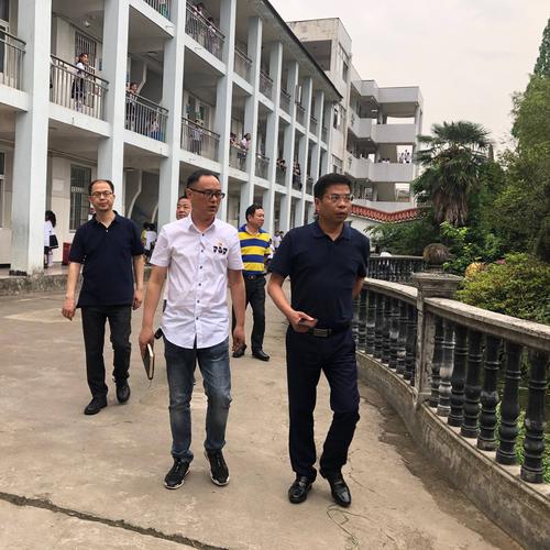 县教育局李永绍局长莅临岩头镇中心小学督查工作