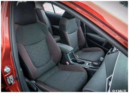 座椅宽度更好,会更加的舒服,丰田卡罗拉